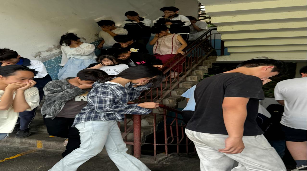 小溪市鎮(zhèn)中學(xué)開展防災(zāi)減災(zāi)應(yīng)急演練 筑牢校園安全防線