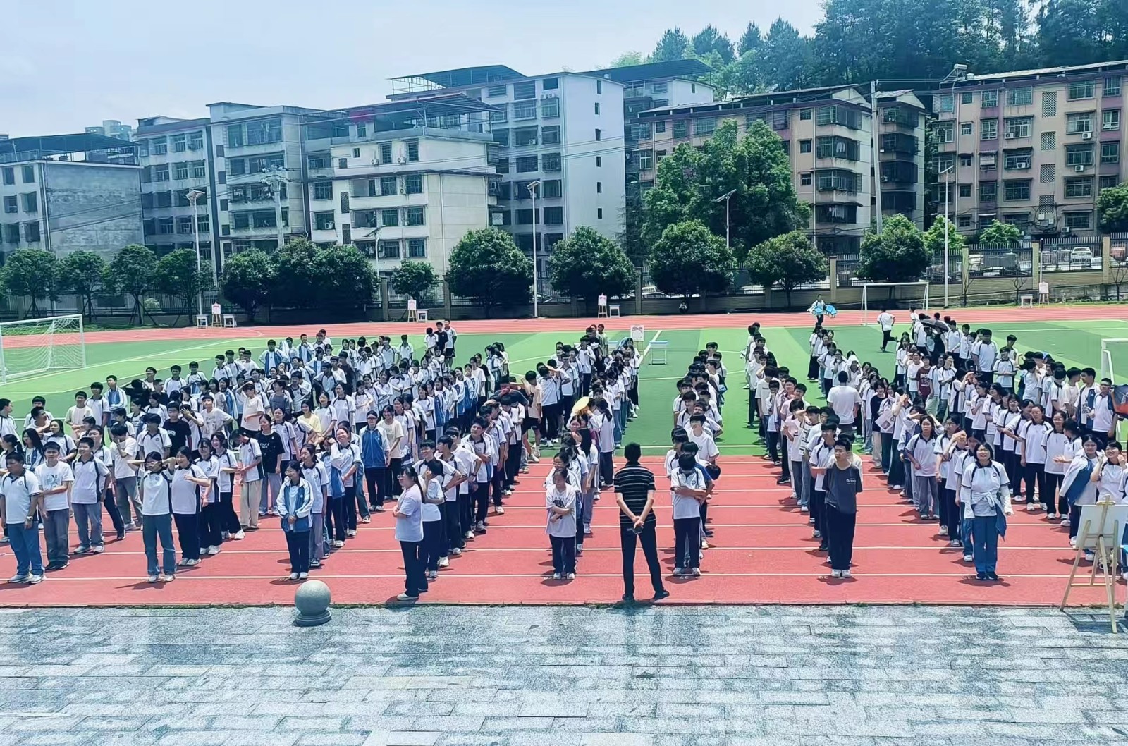 塘渡口中學開展“自‘游’成長、馭光而上”九年級中考釋壓活動