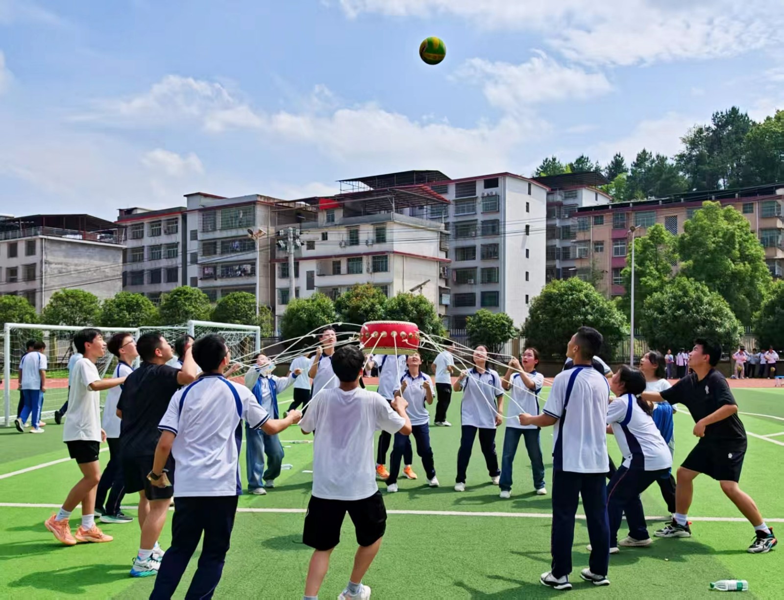 塘渡口中學開展“自‘游’成長、馭光而上”九年級中考釋壓活動
