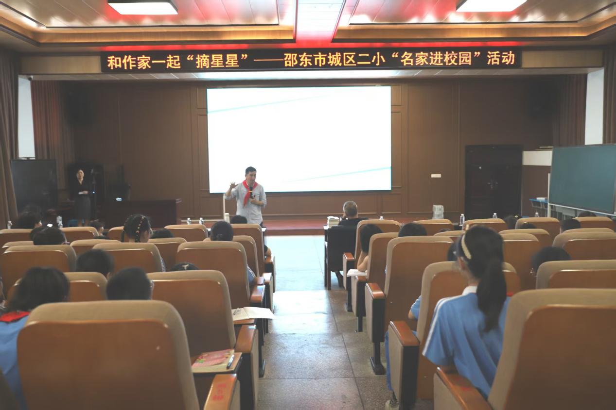 鄧湘子老師走進(jìn)二小，點(diǎn)燃閱讀寫作熱情：和作家一起摘星星！