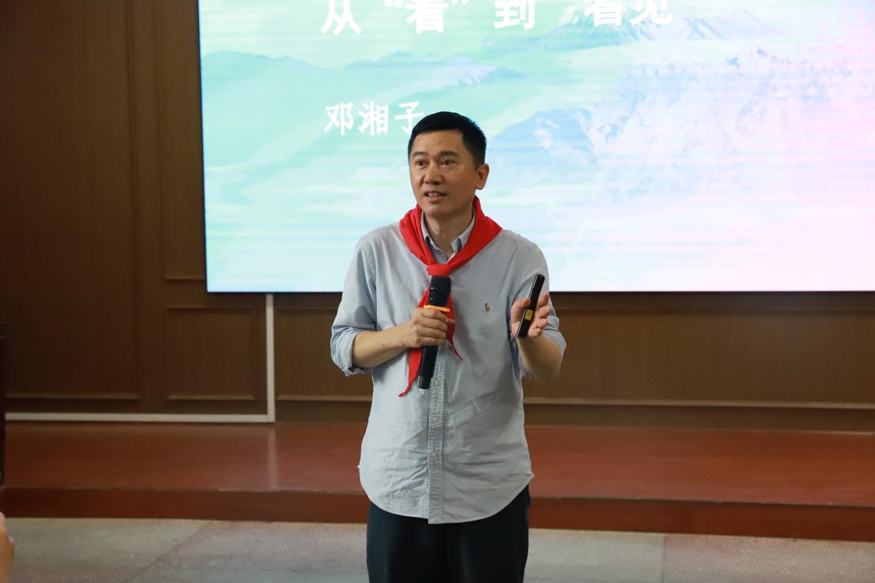 鄧湘子老師走進(jìn)二小，點(diǎn)燃閱讀寫作熱情：和作家一起摘星星！