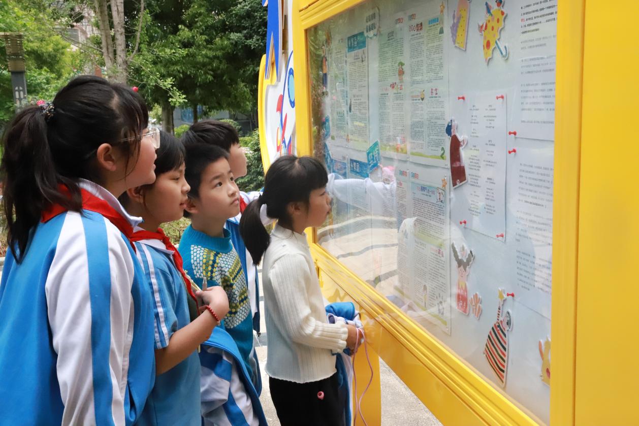 鄧湘子老師走進(jìn)二小，點(diǎn)燃閱讀寫作熱情：和作家一起摘星星！