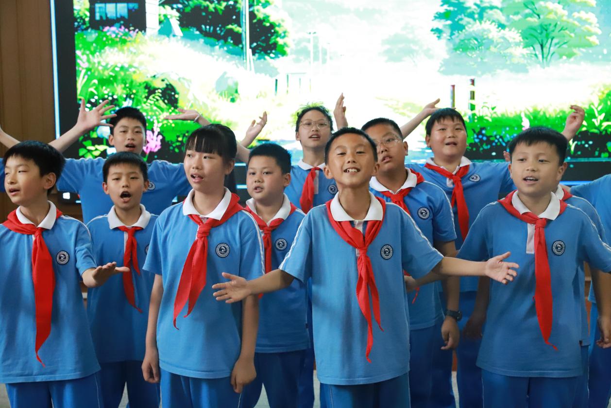 鄧湘子老師走進(jìn)二小，點(diǎn)燃閱讀寫作熱情：和作家一起摘星星！