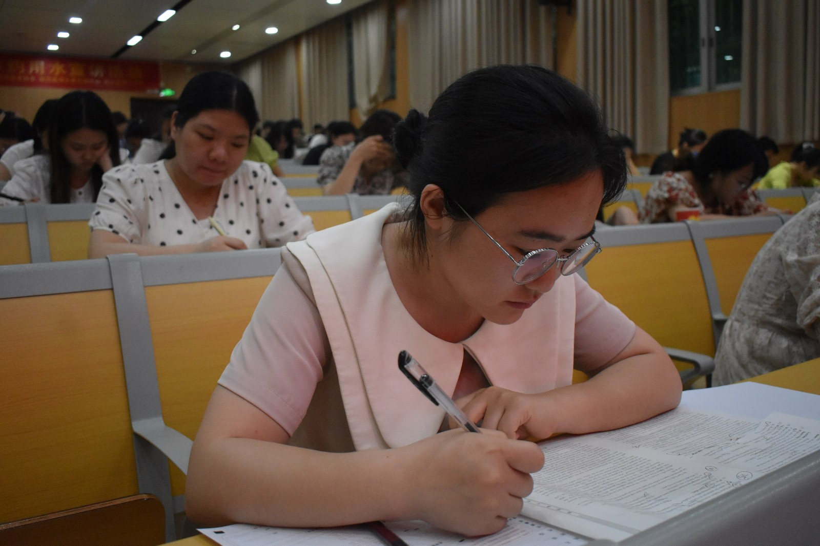 隆回二中舉行2025年青年教師文化考試