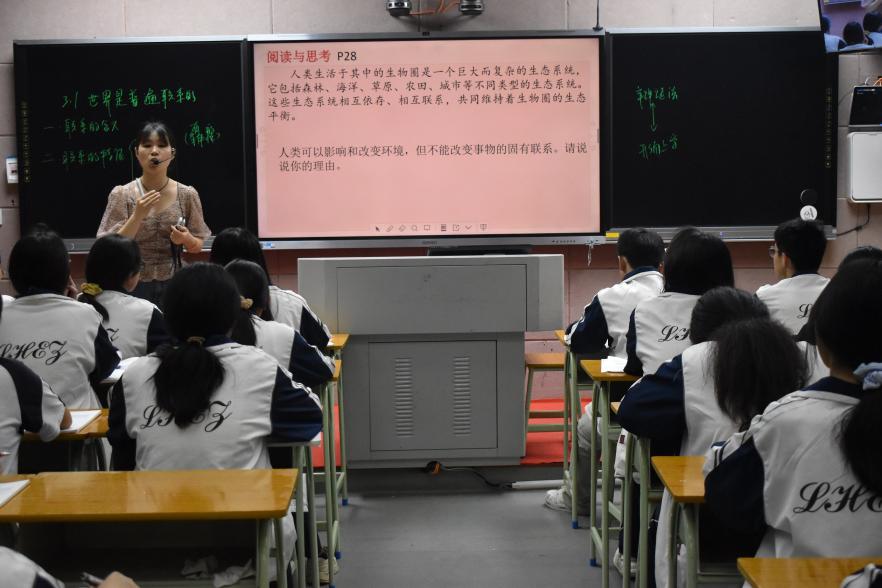 隆回二中舉行新進(jìn)教師匯報課