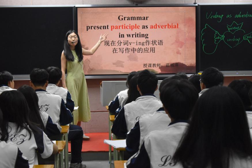 隆回二中舉行新進(jìn)教師匯報課