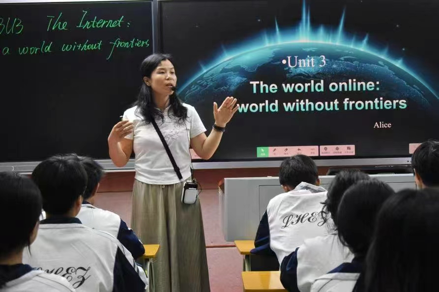 隆回二中舉行新進(jìn)教師匯報課