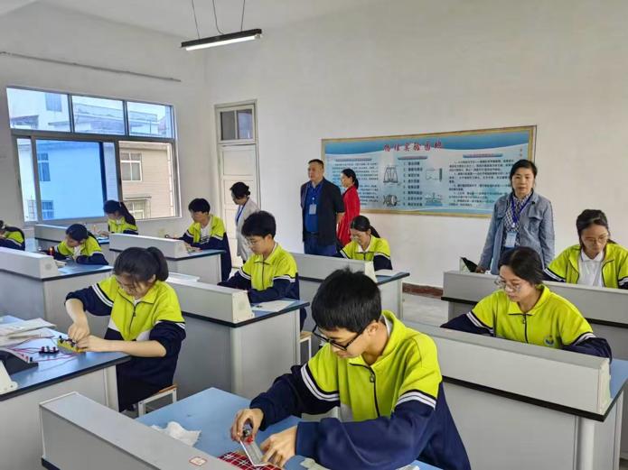 科學(xué)實踐展風(fēng)采  實驗操作促成長