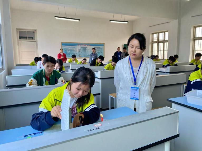 科學(xué)實踐展風(fēng)采  實驗操作促成長