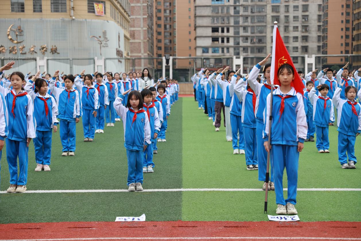 城區(qū)二小舉行少先隊(duì)員入隊(duì)儀式：傳承紅色基因，爭做時(shí)代新人