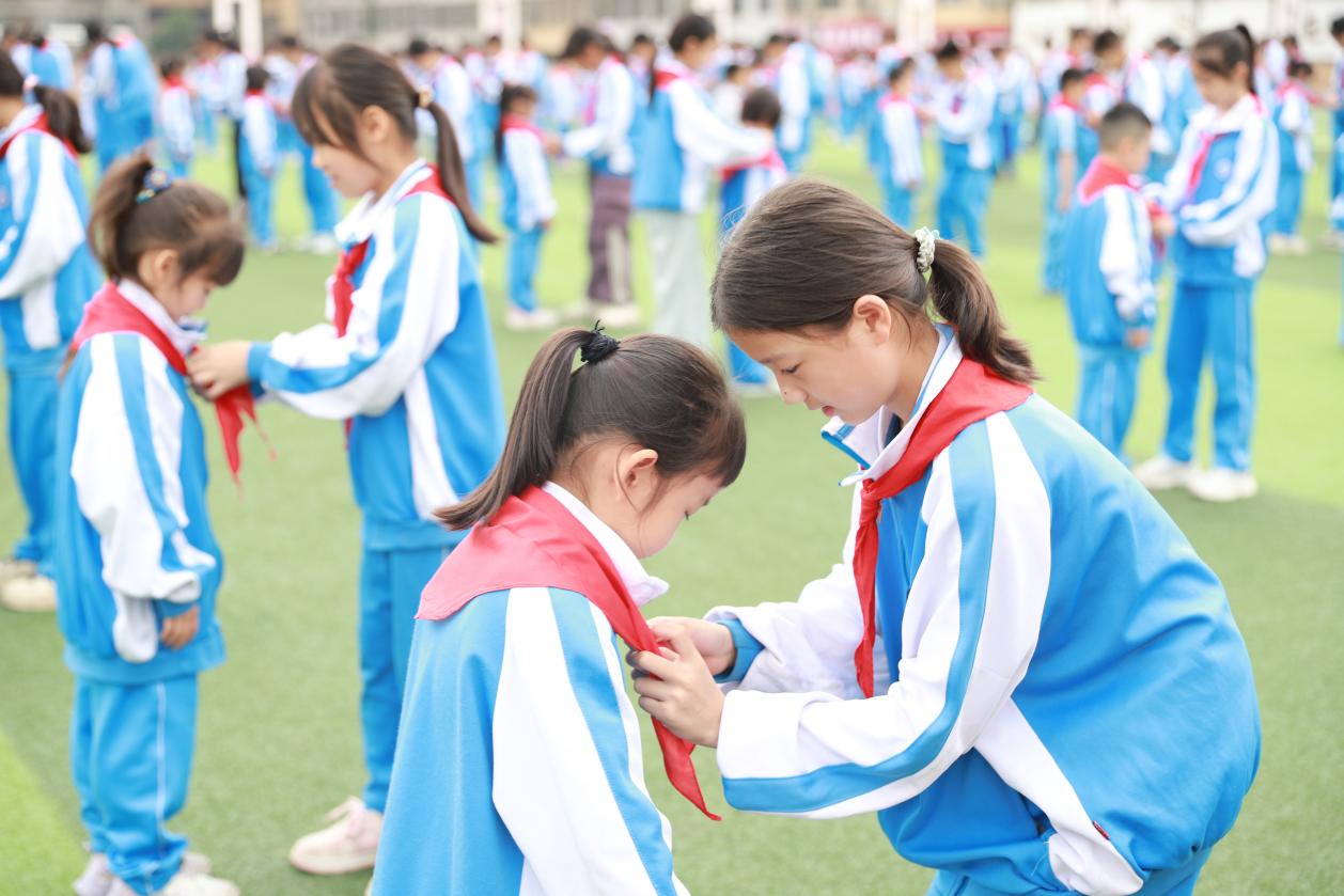 城區(qū)二小舉行少先隊(duì)員入隊(duì)儀式：傳承紅色基因，爭做時(shí)代新人