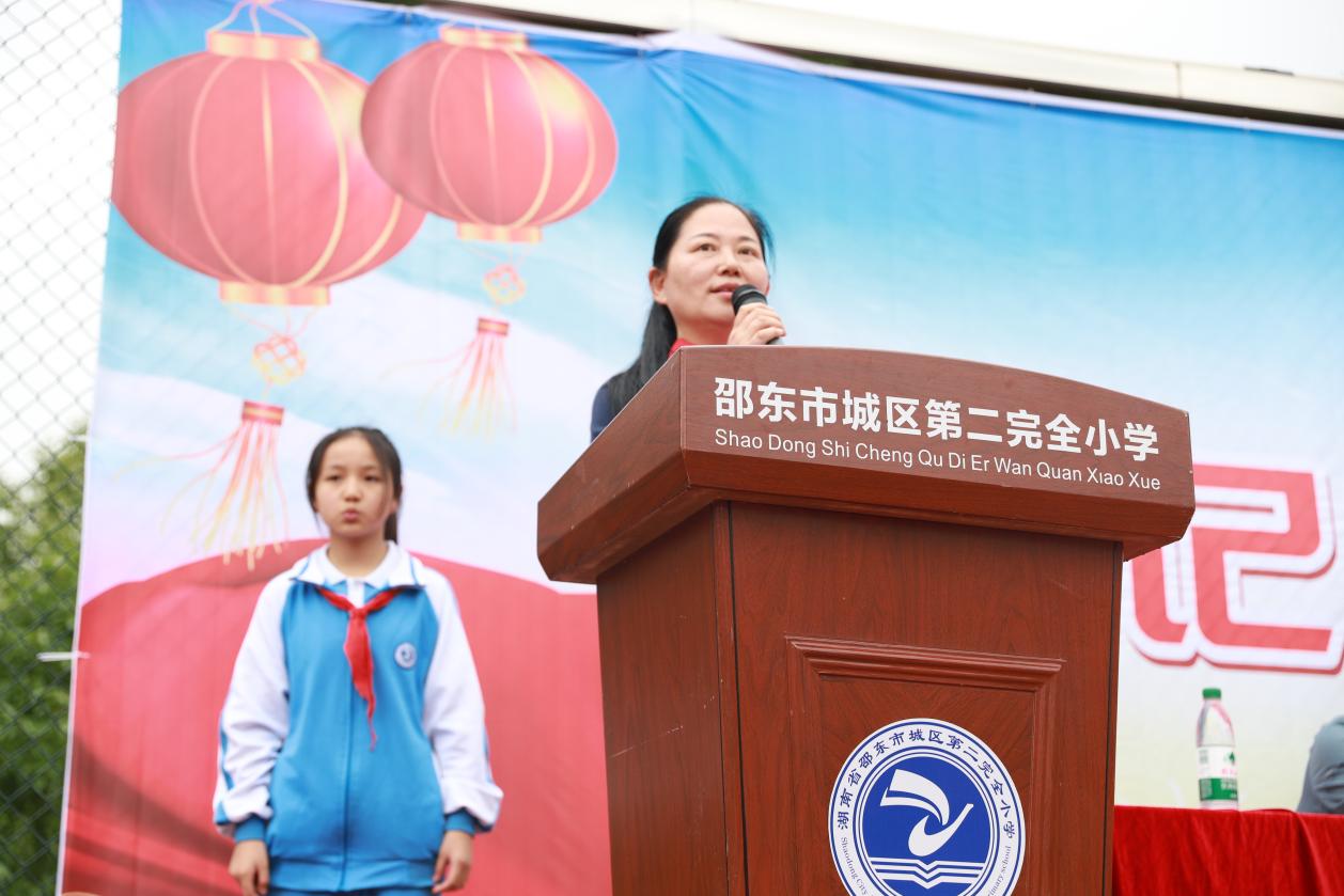 城區(qū)二小舉行少先隊(duì)員入隊(duì)儀式：傳承紅色基因，爭做時(shí)代新人