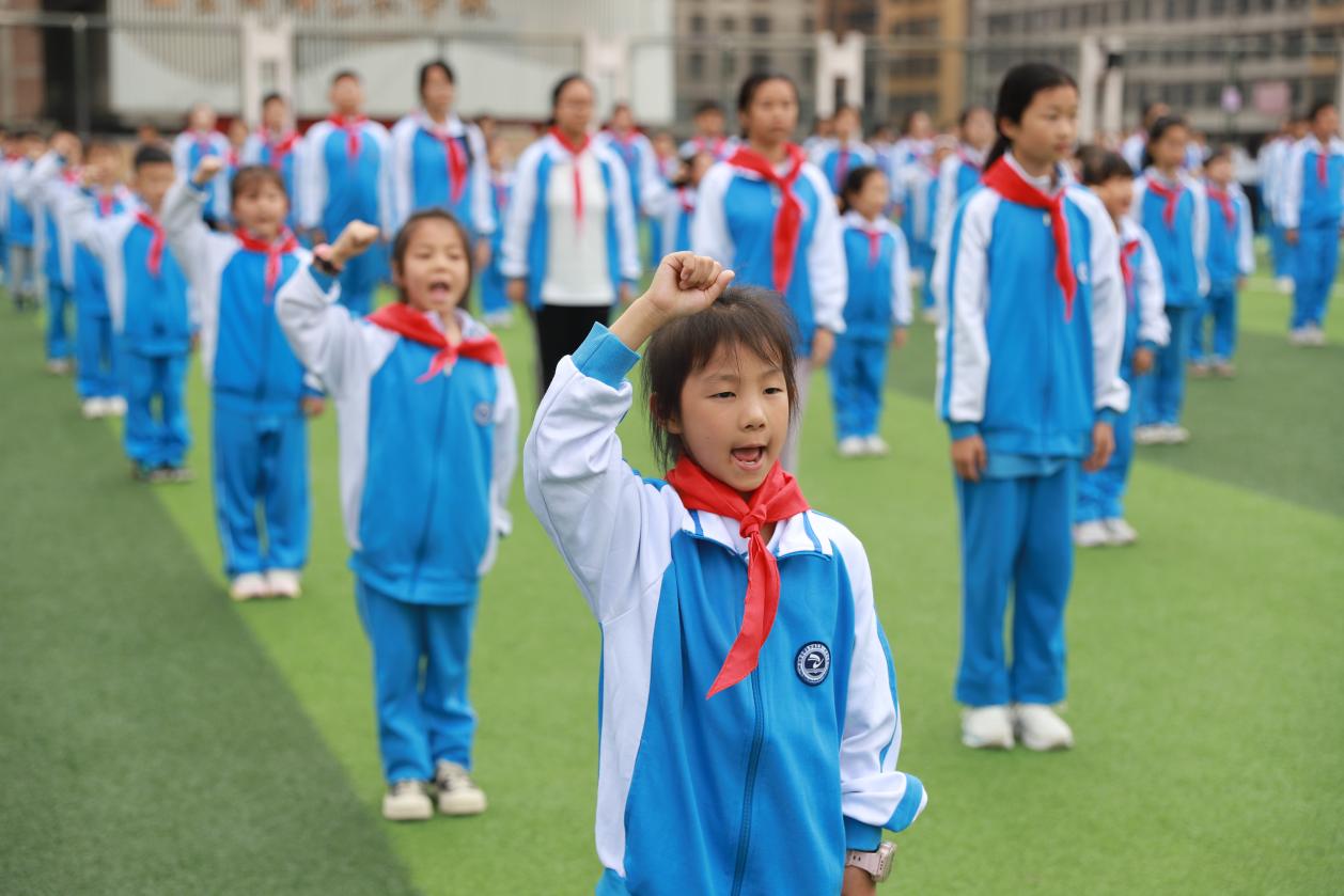 城區(qū)二小舉行少先隊(duì)員入隊(duì)儀式：傳承紅色基因，爭做時(shí)代新人