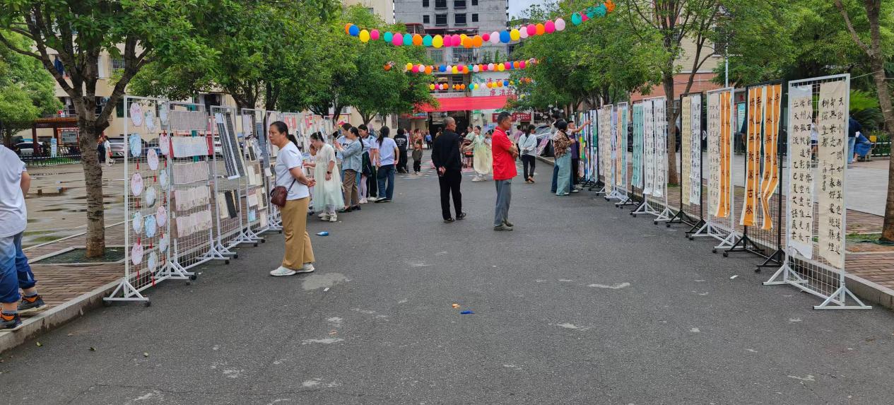 五峰鋪鎮(zhèn)中心完小成功舉辦第五屆校園藝術(shù)節(jié)暨“六一”文藝匯演、課后服務(wù)書畫展