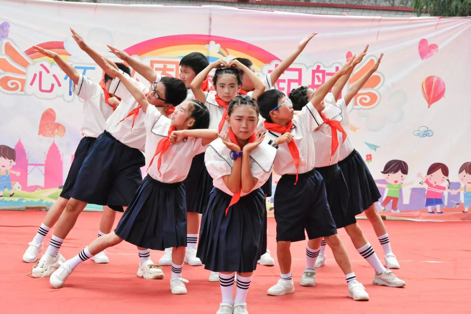 下花橋鎮(zhèn)兩校聯(lián)合匯演慶六一，村干部表彰優(yōu)秀學(xué)子