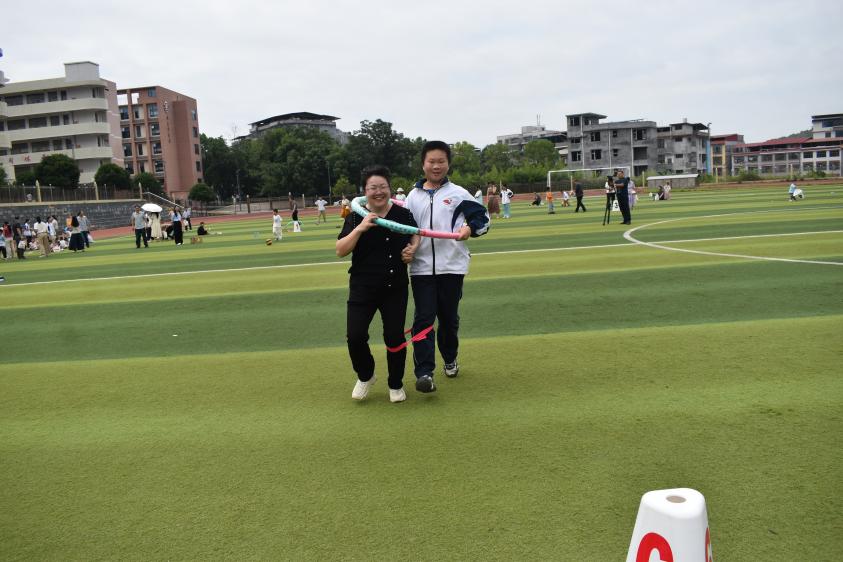 隆回二中舉辦“六一童心飛揚(yáng)，二中快樂起航”親子活動