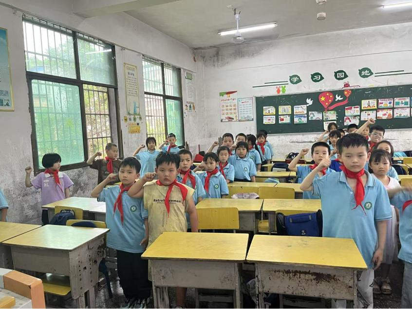 塘渡口鎮(zhèn)第二完全小學(xué)舉行2025年新隊員入隊儀式