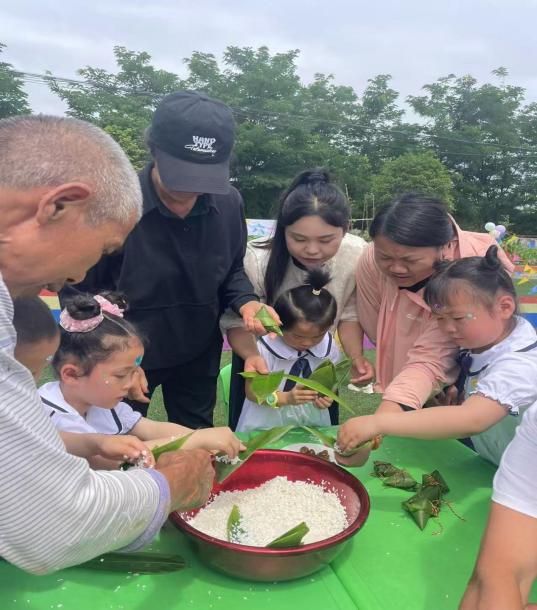 白馬田幼兒園開展“雙節(jié)同慶，童樂粽享” 六一兒童節(jié)主題活動(dòng)