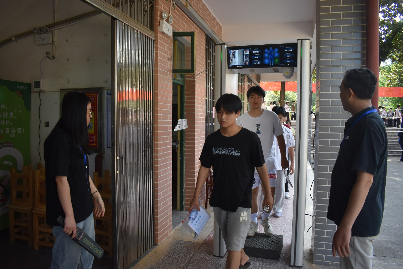 隆回近萬名高考考生奔赴考場