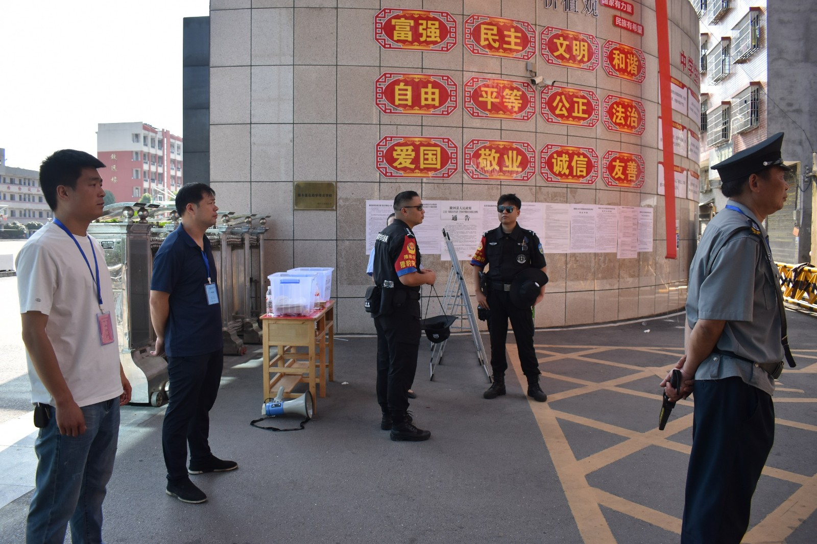 隆回近萬名高考考生奔赴考場