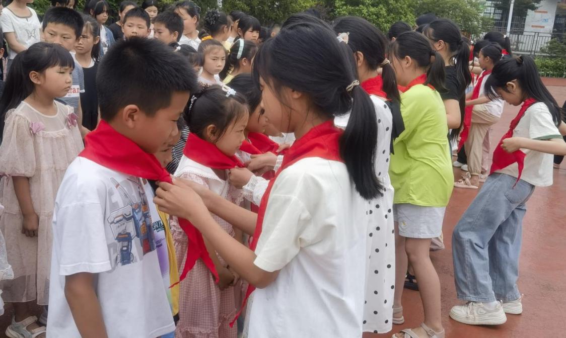 萬塘中心小學(xué)舉行少先隊入隊儀式