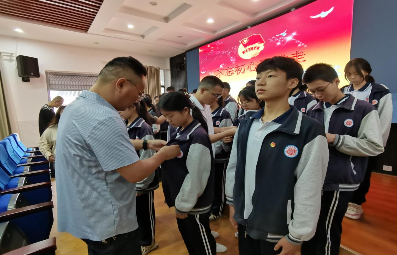 不忘初心跟黨走