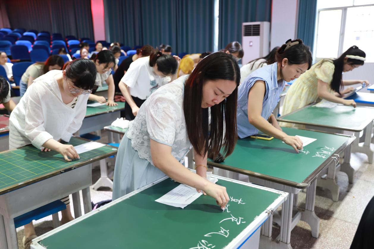 城區(qū)二小“青藍(lán)學(xué)院”青年教師基本功書寫比賽圓滿落幕