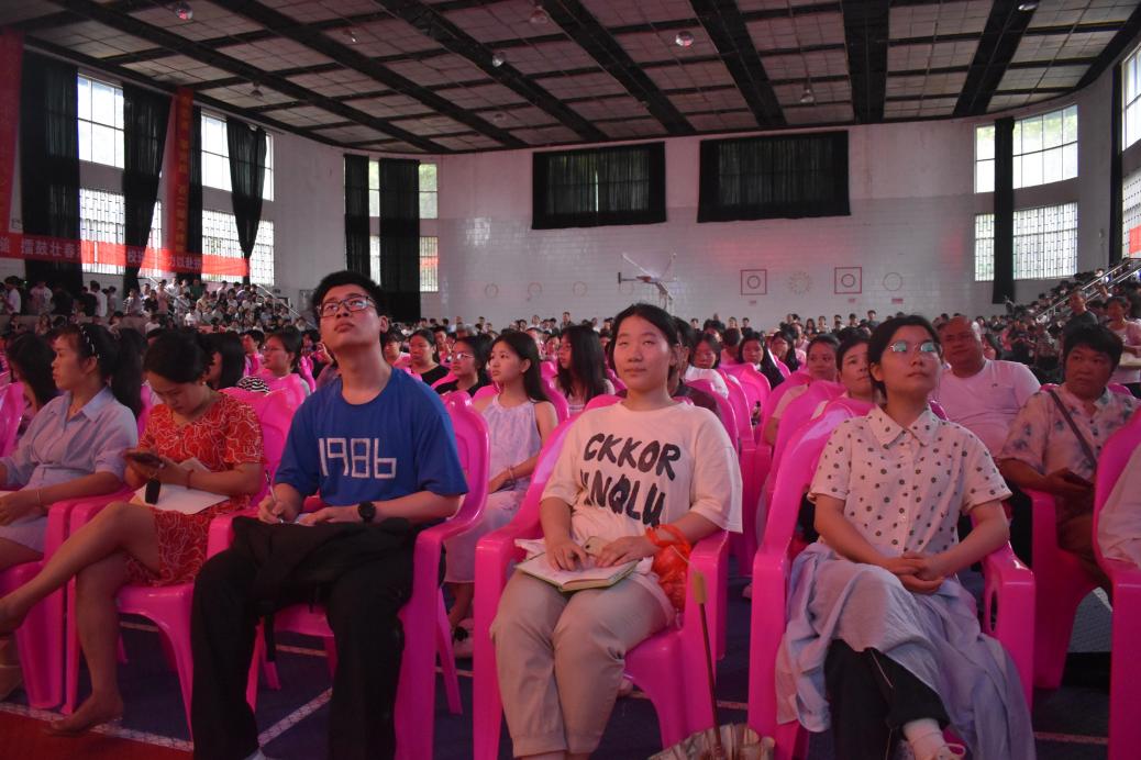 隆回二中邀請校友歐陽文邦回母校指導(dǎo)精準(zhǔn)填報高考志愿