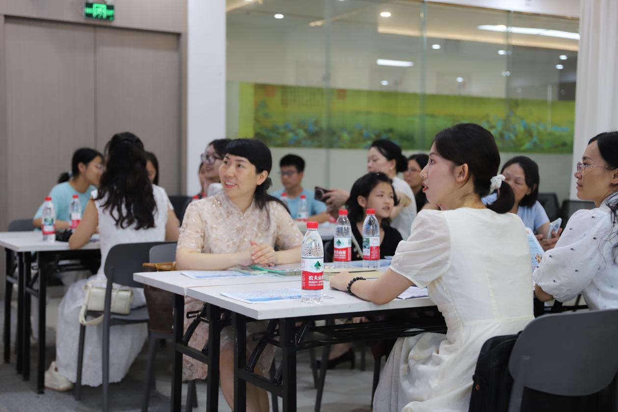 城區(qū)二小繁星讀書會(huì)：共赴老舍筆下的煙火人間?