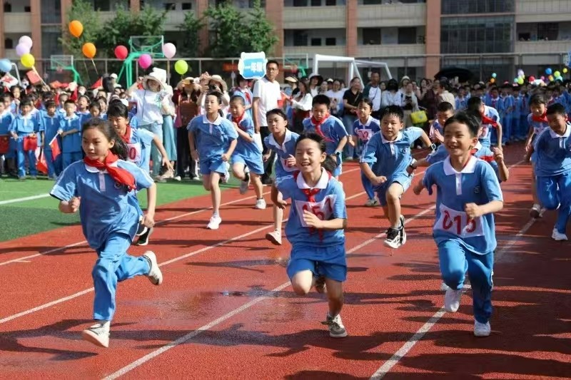 邵東市城區(qū)二小第六屆體育節(jié)圓滿閉幕：榮耀收官展風(fēng)采，綠茵逐夢(mèng)正當(dāng)時(shí)
