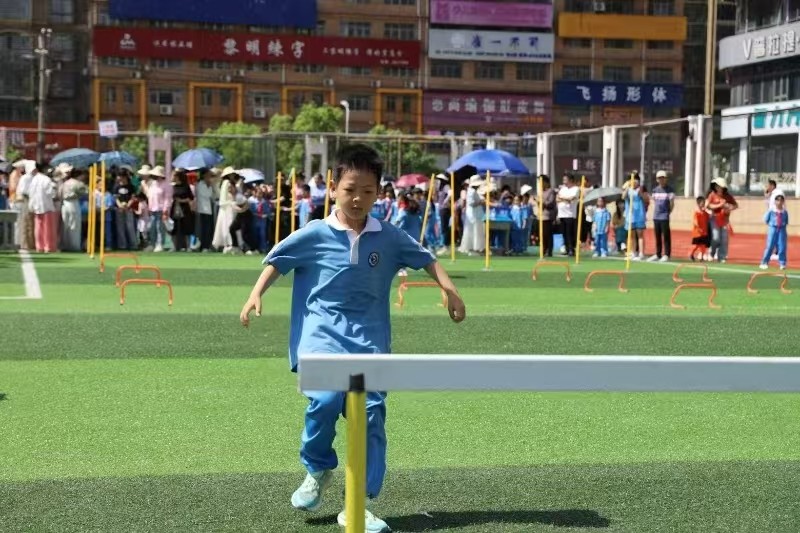 邵東市城區(qū)二小第六屆體育節(jié)圓滿閉幕：榮耀收官展風(fēng)采，綠茵逐夢(mèng)正當(dāng)時(shí)