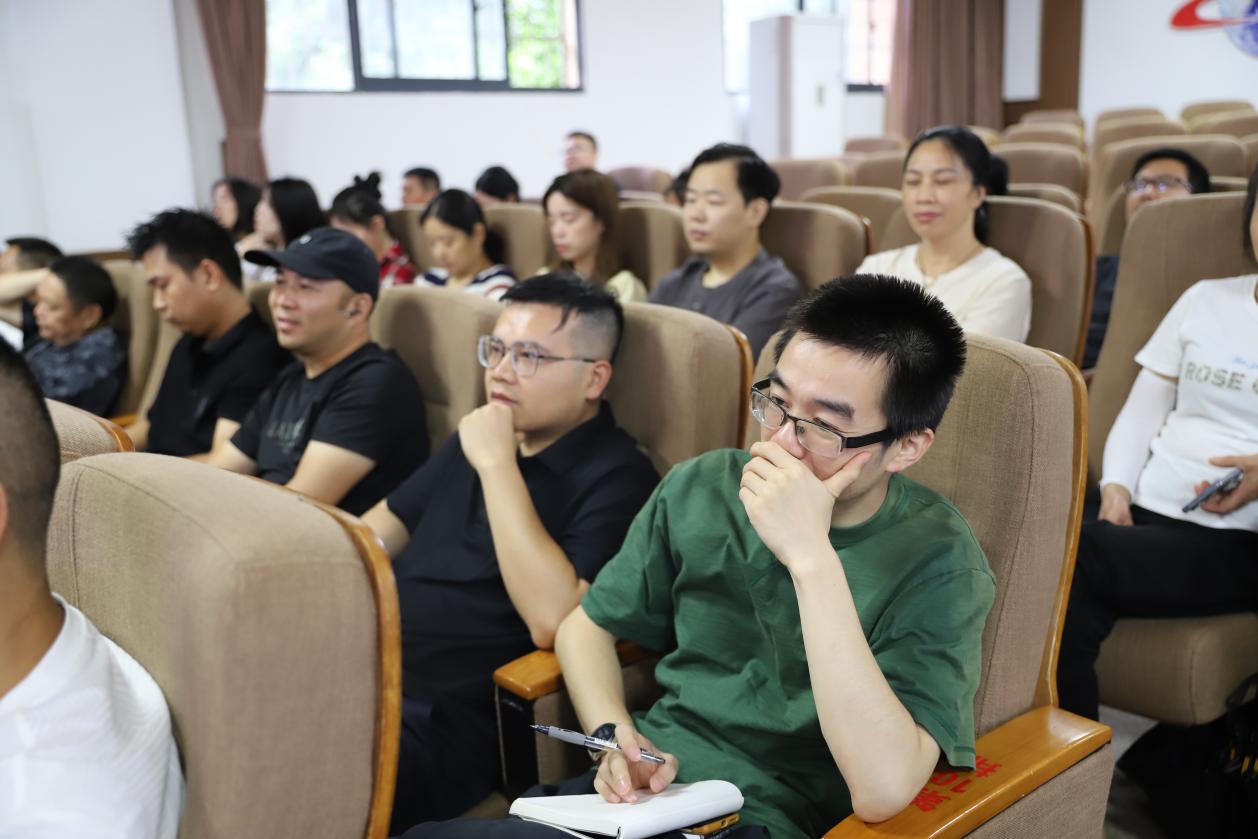 城區(qū)二小開展“推開高效親子溝通的三扇門”主題講座 助力家校共育