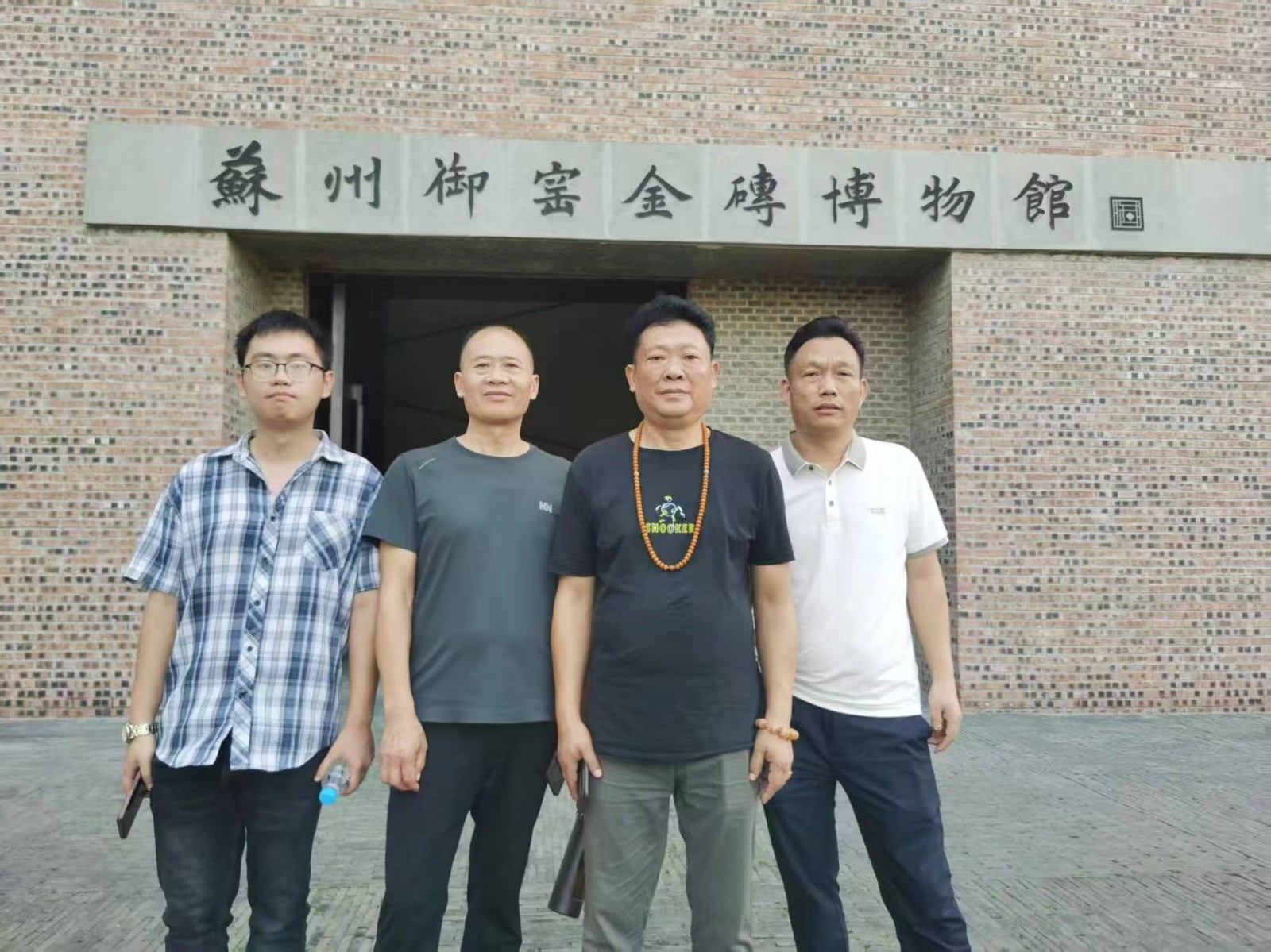 吳地七月風(fēng)，攜友踏歌行         綠皮載夢(mèng)至，甥輩意殷殷