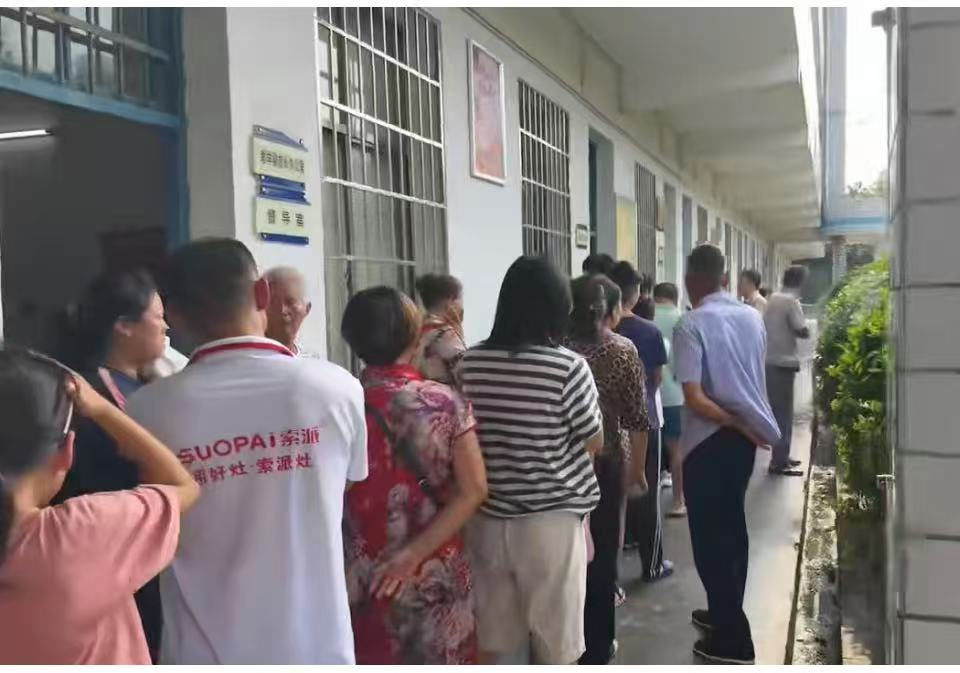 邵陽縣工業(yè)職業(yè)技術(shù)學(xué)校高一新生學(xué)位確認(rèn)現(xiàn)場火爆，學(xué)位告急