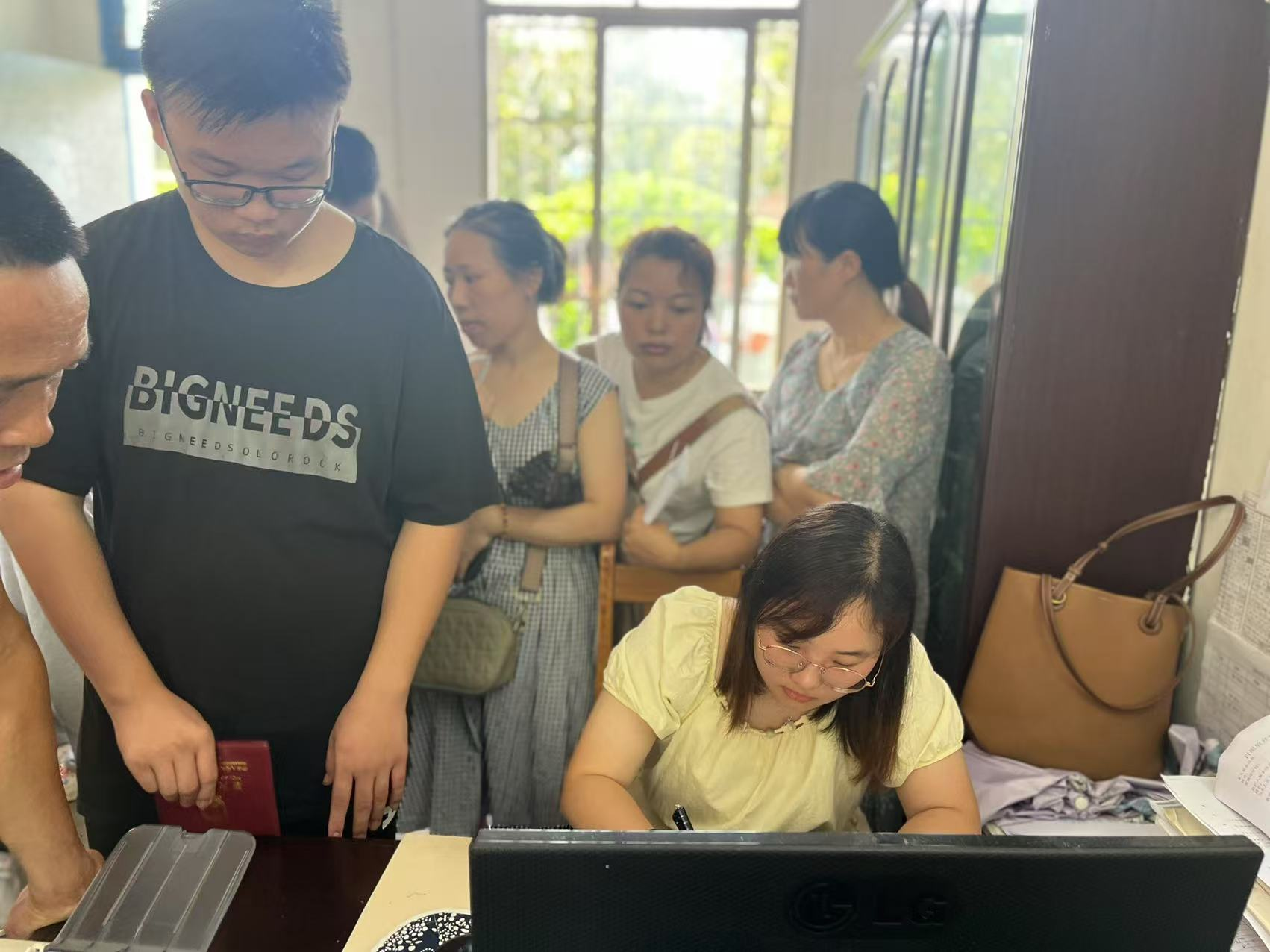 邵陽縣工業(yè)職業(yè)技術(shù)學(xué)校高一新生學(xué)位確認(rèn)現(xiàn)場火爆，學(xué)位告急