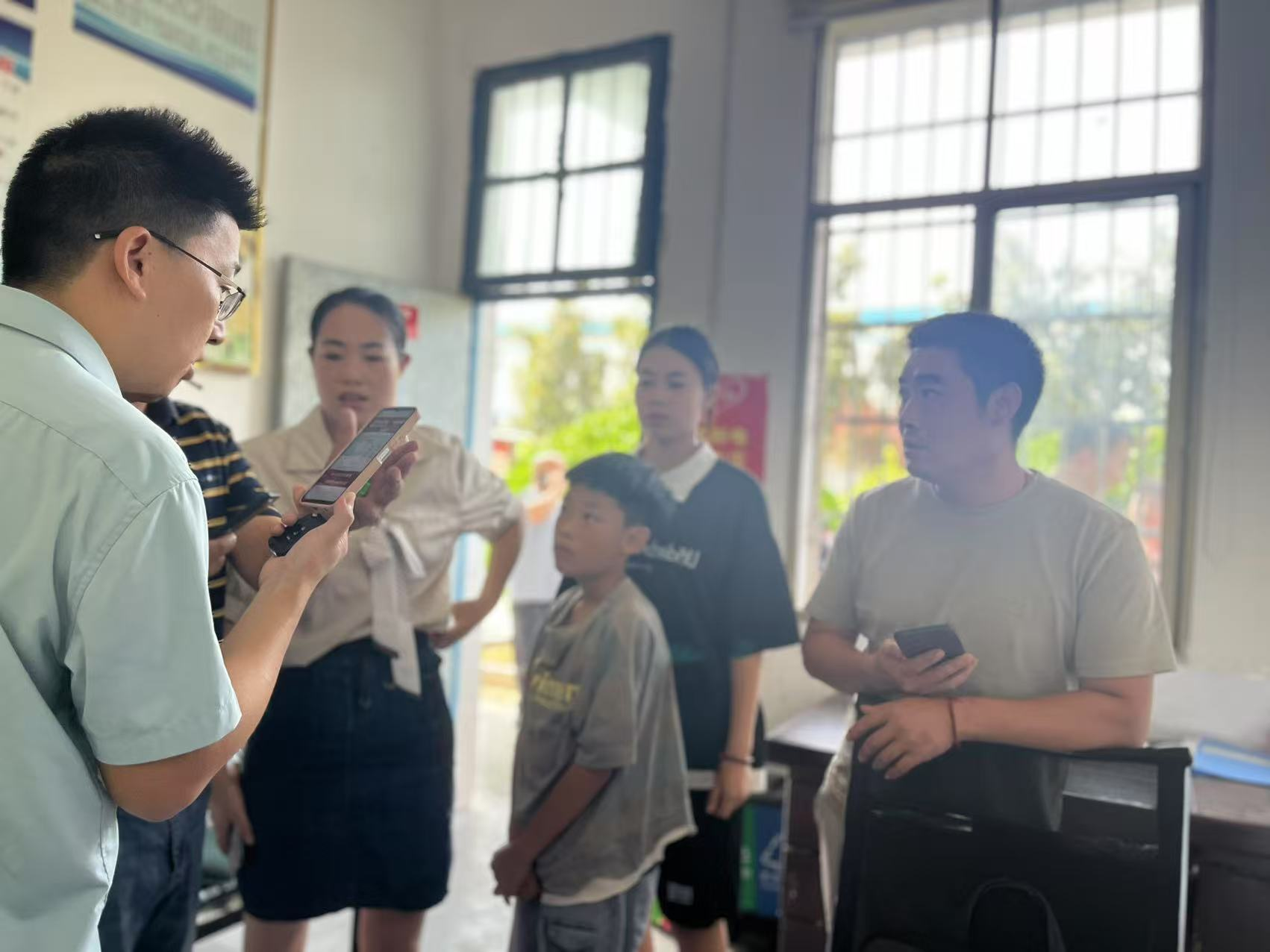 邵陽縣工業(yè)職業(yè)技術(shù)學(xué)校高一新生學(xué)位確認(rèn)現(xiàn)場火爆，學(xué)位告急