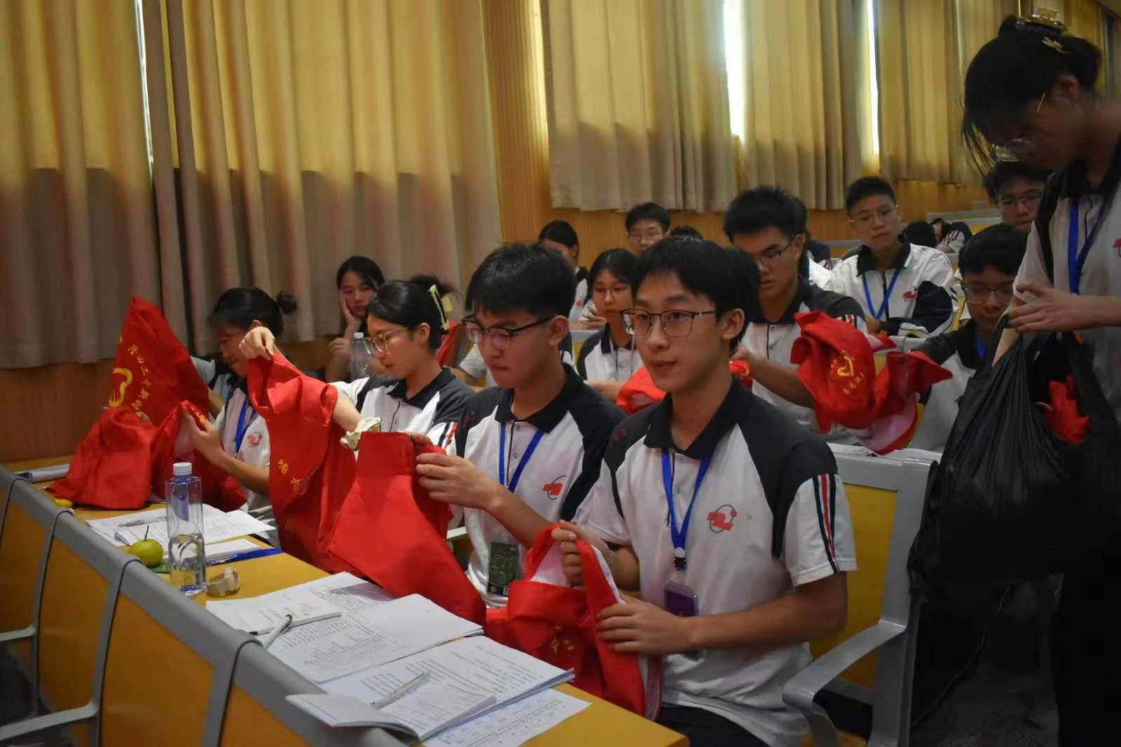 隆回二中培訓新生在校“引路人”