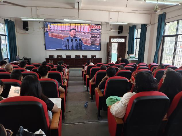 新寧五中組織全校師生觀看紀念九三閱兵