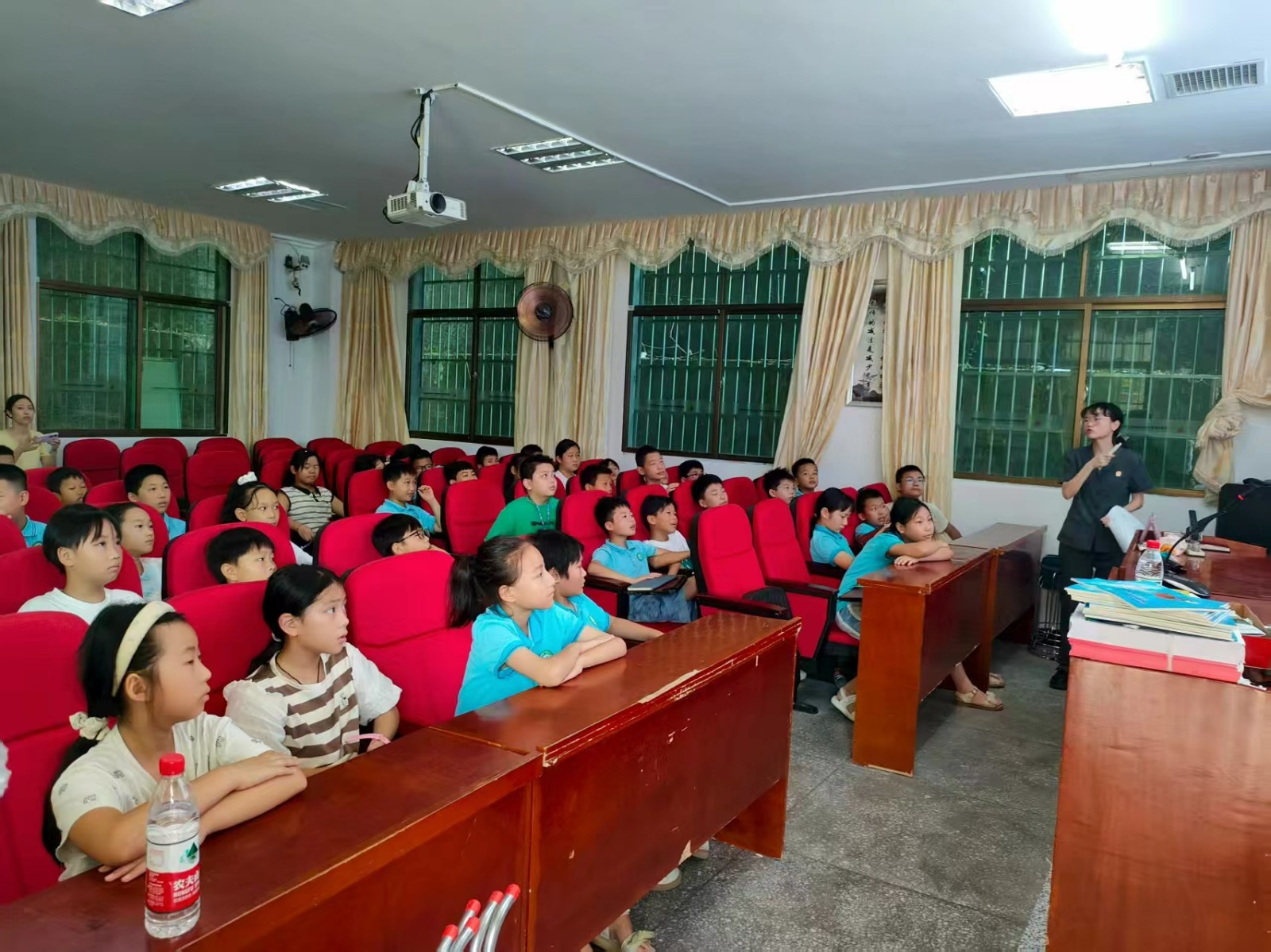 塘渡口鎮(zhèn)二完小開展秋季“開學第一課——法治課堂進校園”