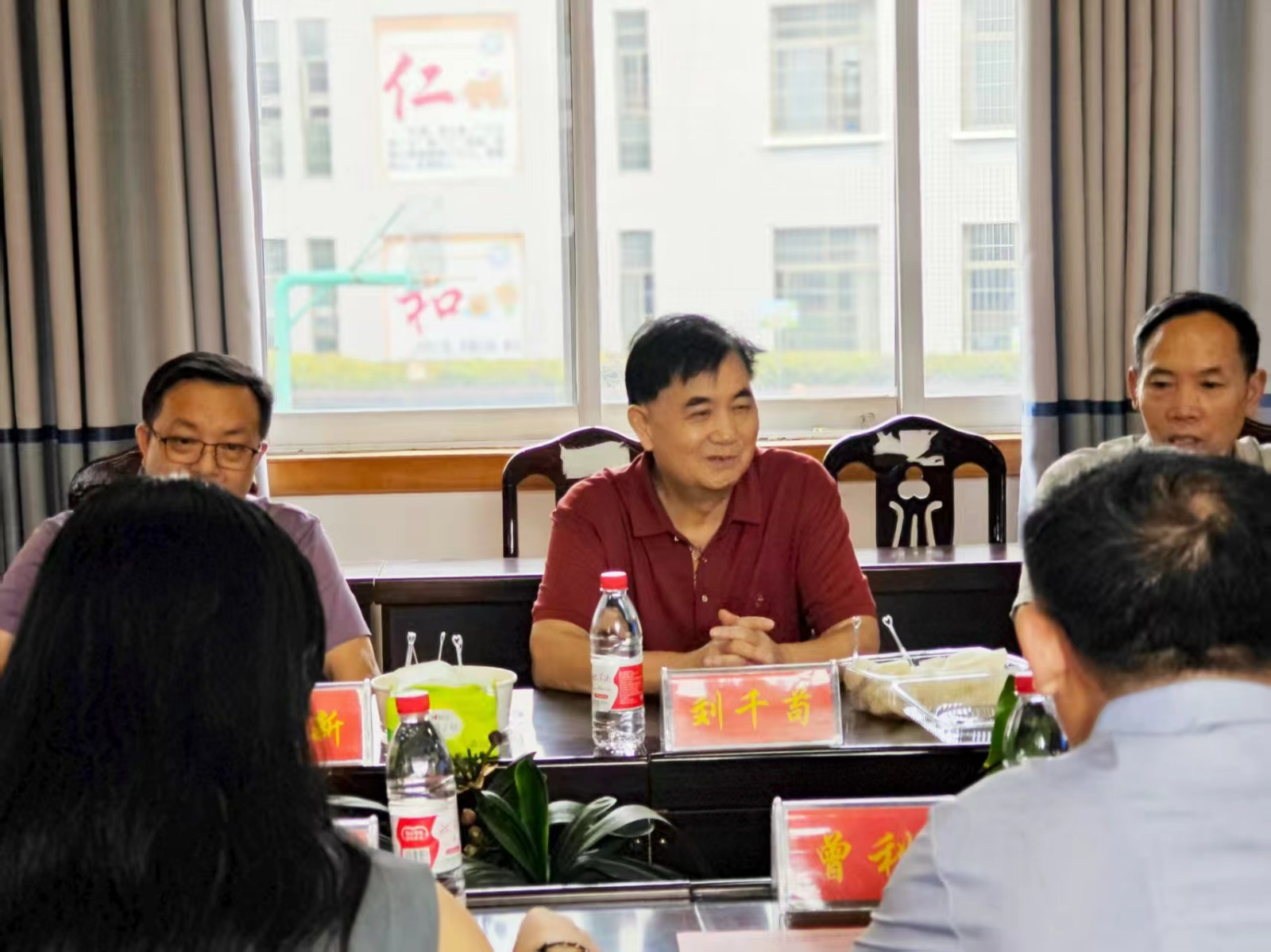 洞口縣教育基金委員會到縣特殊教育學校開展教師節(jié)走訪慰問