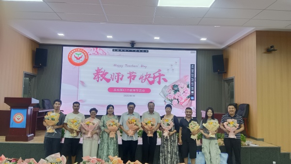 玉田中學：鮮花贈師恩，溫情慶佳節(jié)