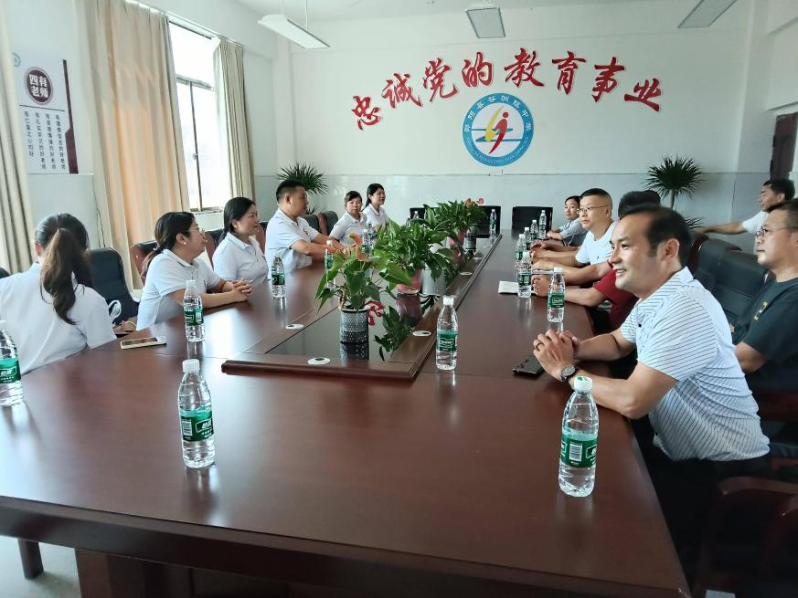 長(zhǎng)沙市天心區(qū)支教團(tuán)隊(duì)與谷洲鎮(zhèn)中心學(xué)校見(jiàn)面會(huì)：聚力共啟教育幫扶新征程