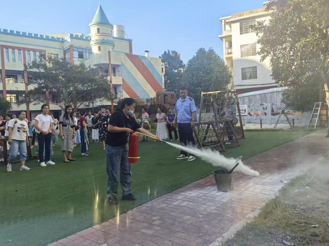 新寧縣幼兒園開展消防安全培訓(xùn)與應(yīng)急疏散演練
