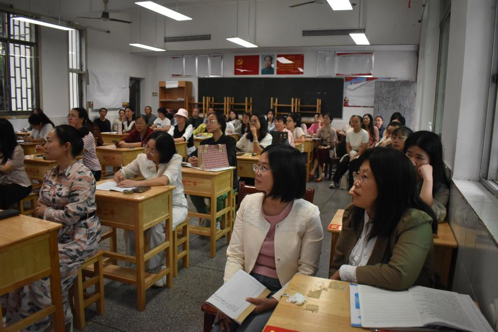 隆回二中：高三備課組長向各科全體教師講解“高考經(jīng)”