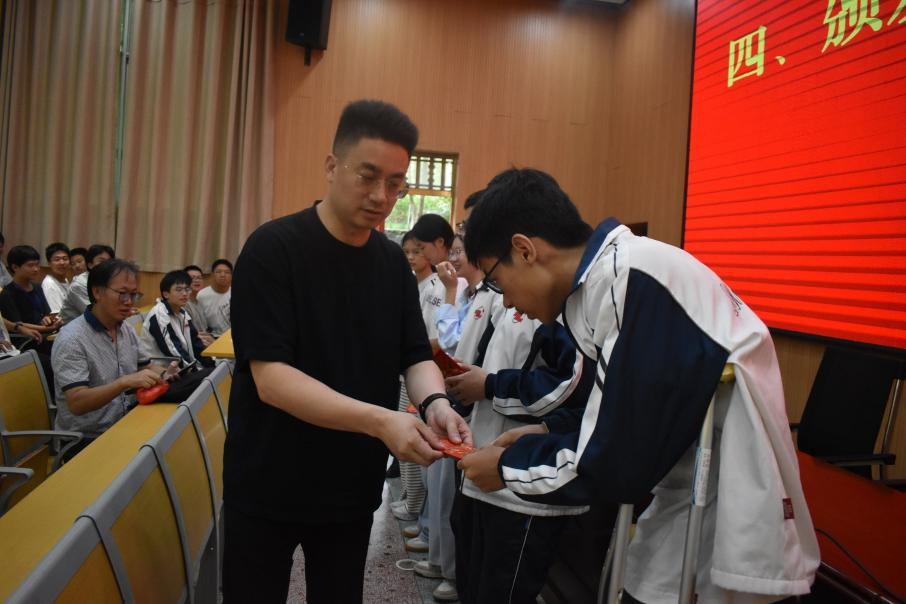 社會(huì)賢達(dá)歐陽(yáng)倫捐資100萬(wàn)助力隆回二中師生