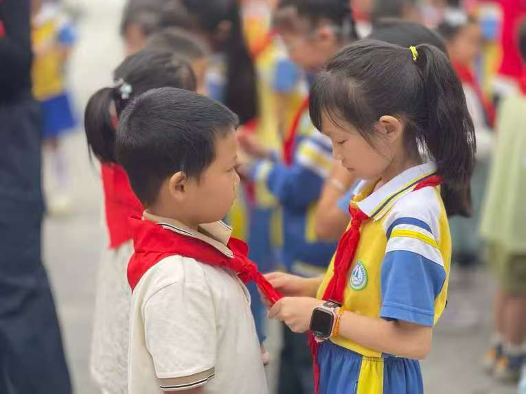 紅領(lǐng)巾的第一份重量