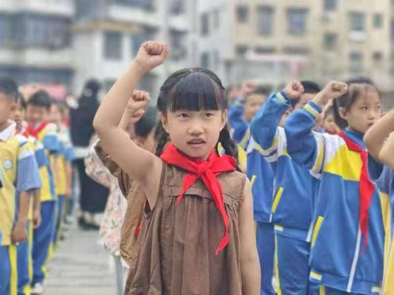 紅領(lǐng)巾的第一份重量