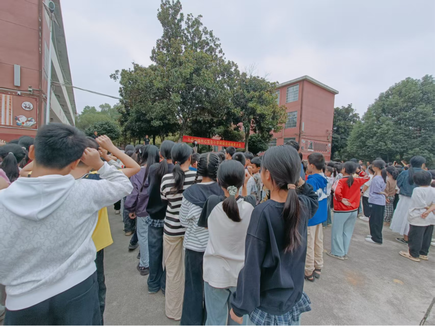 下花橋鎮(zhèn)中心完小舉行“書香潤澤心靈，閱讀點亮人生”學生動員會