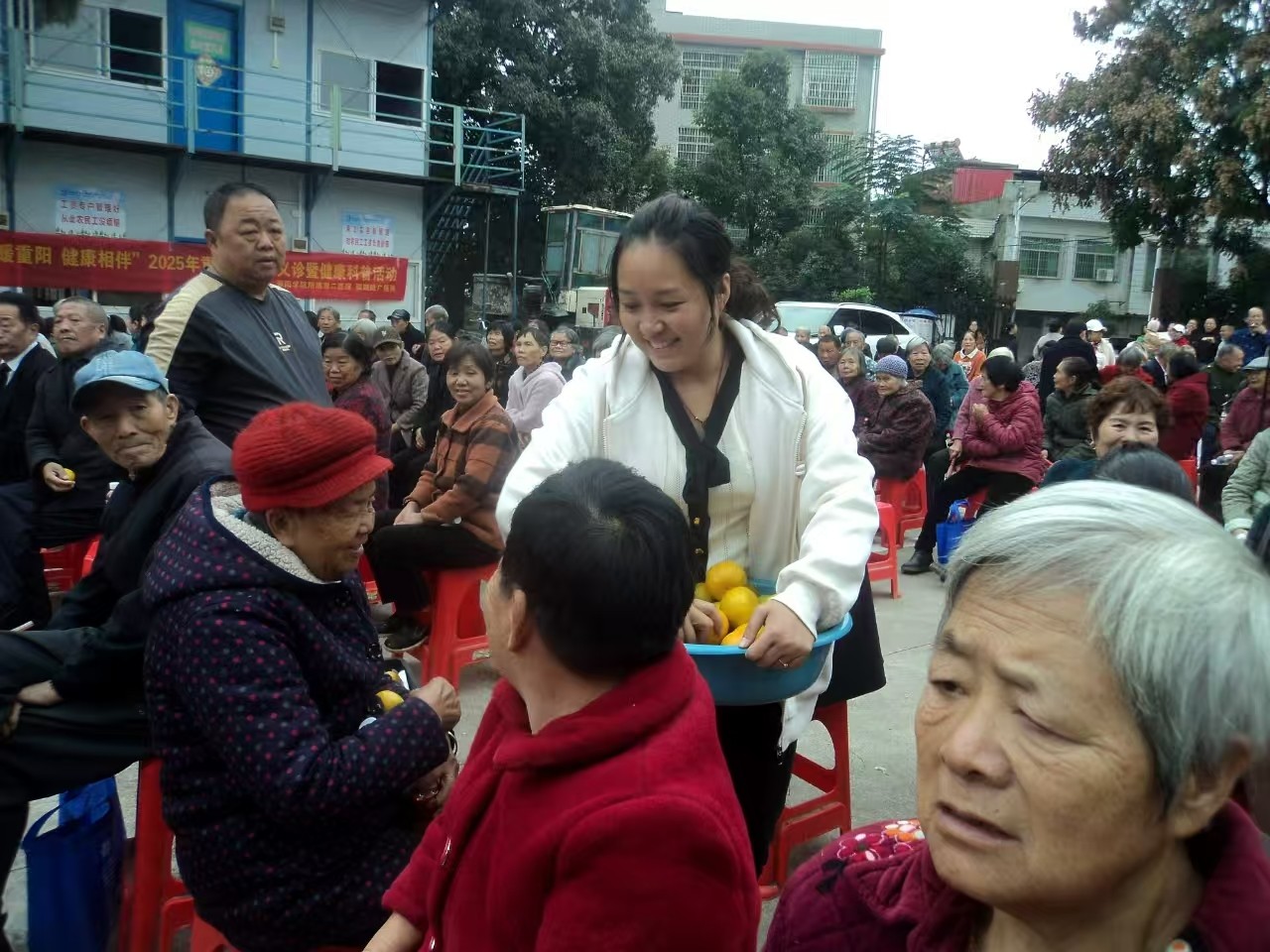 ?愛灑重陽 邵陽縣龍巖社區(qū)濃濃敬老情? ?